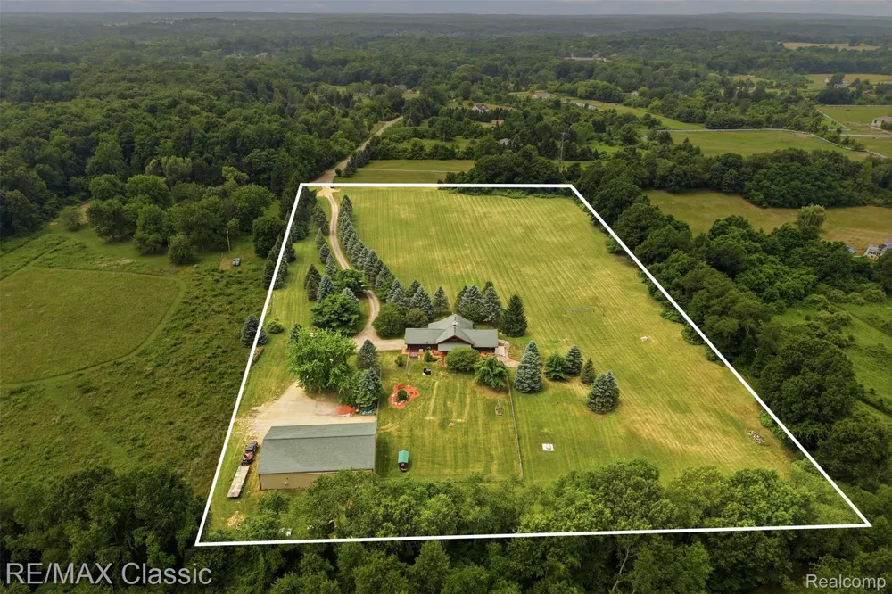 6900 Eveline Drive Holly Township, MI 48442