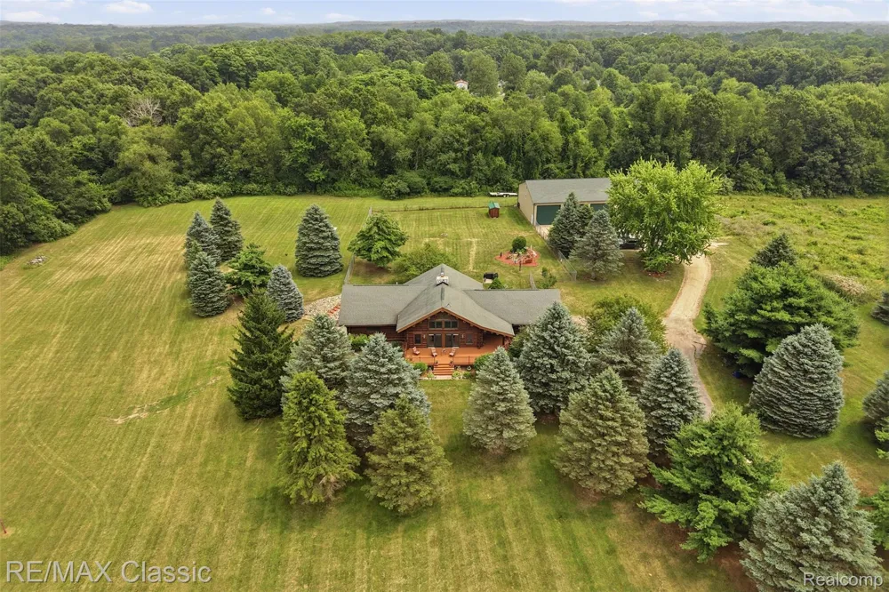 6900 Eveline Drive Holly Township, MI 48442