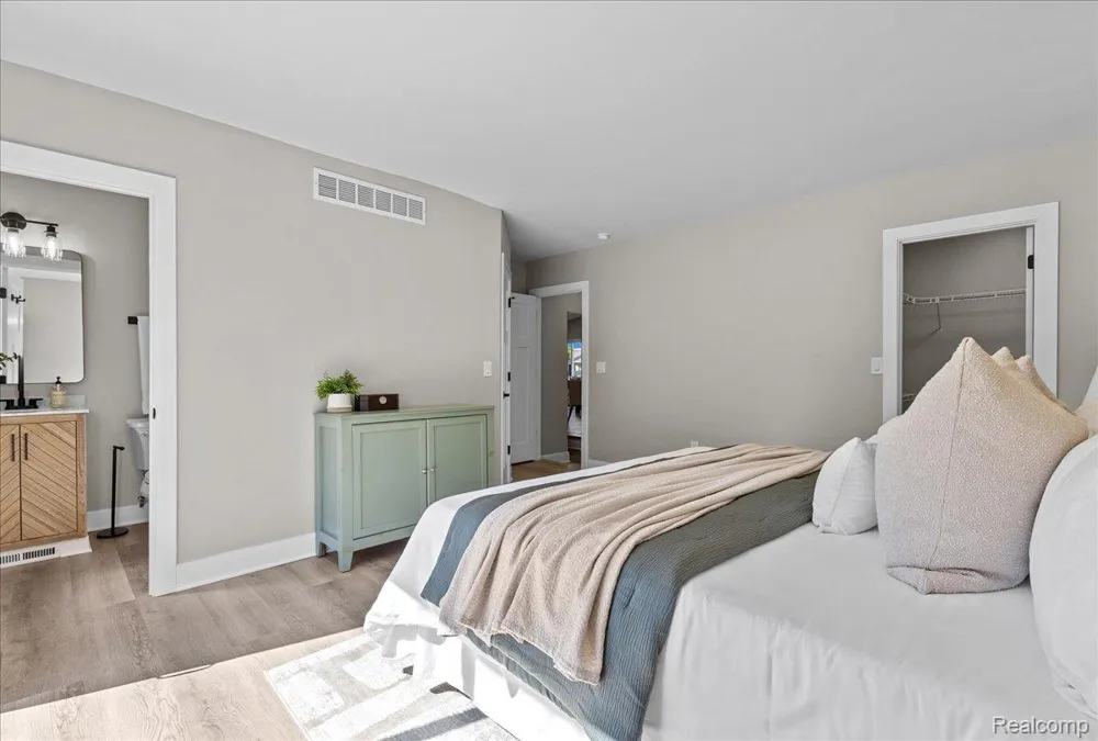 50192 Salisbury Chesterfield Township, MI 48047