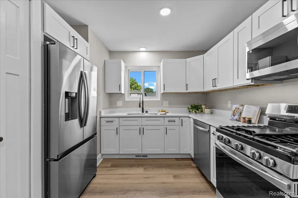 50192 Salisbury Chesterfield Township, MI 48047