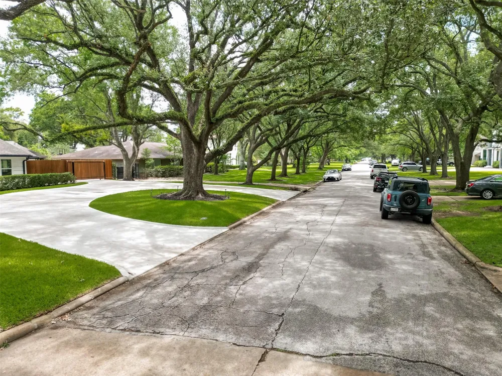 5422 Valerie Street Bellaire, TX 77401