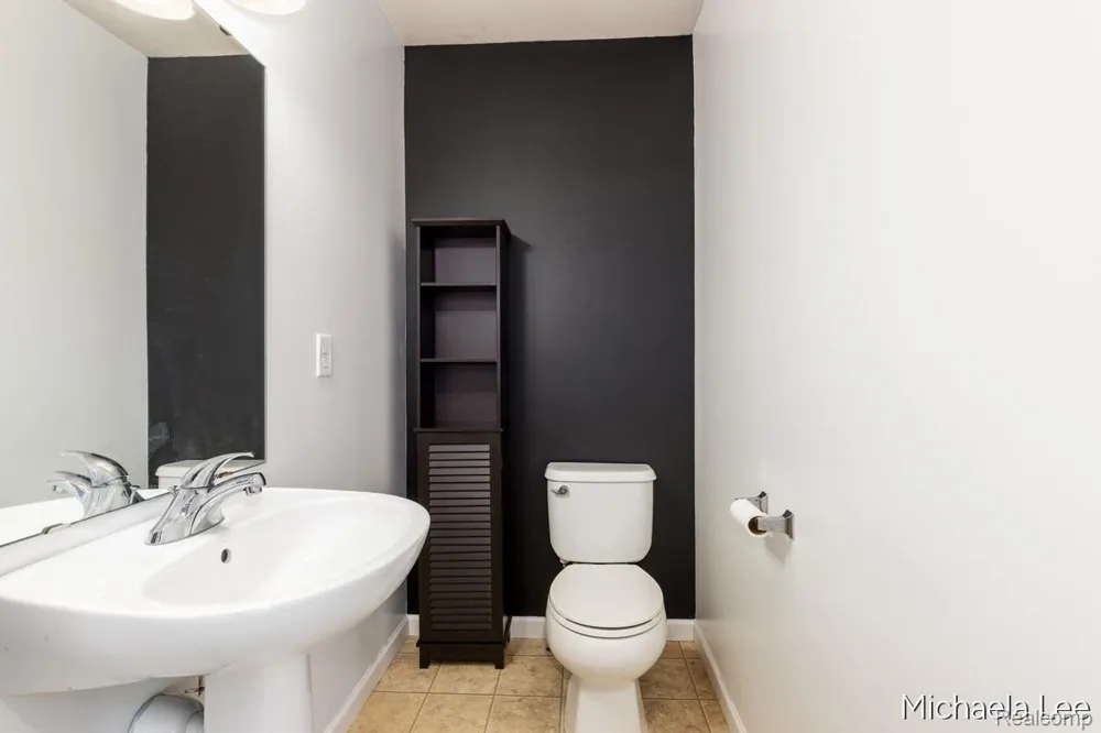 607 Nantucket Drive Lansing City, MI 48906