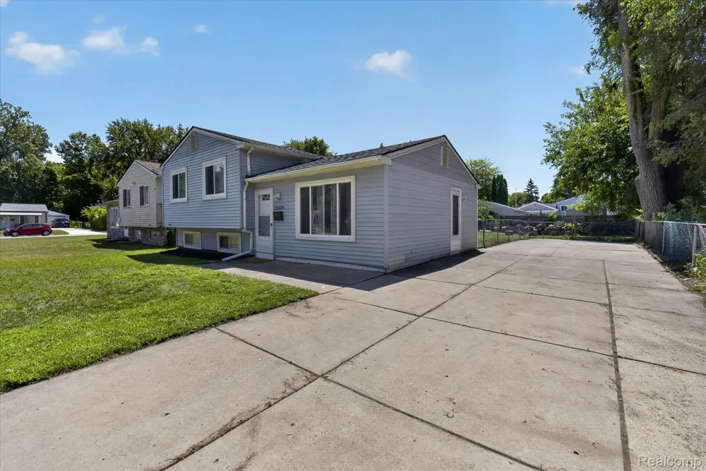 15924 Orchard Street Romulus City, MI 48174