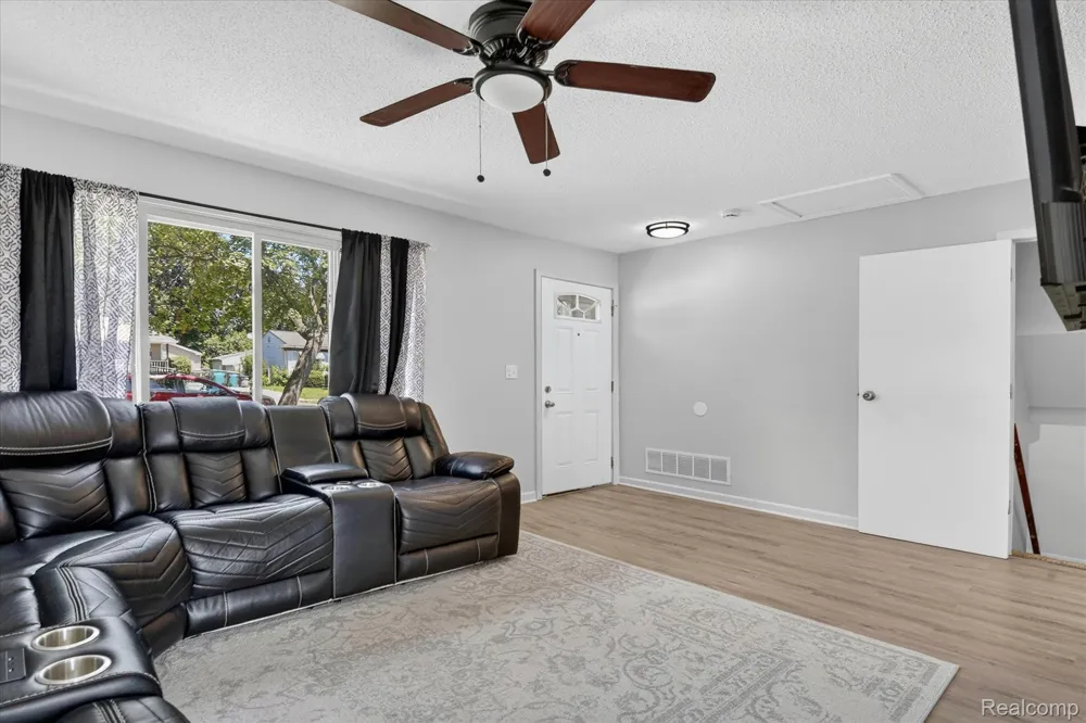 15924 Orchard Street Romulus City, MI 48174