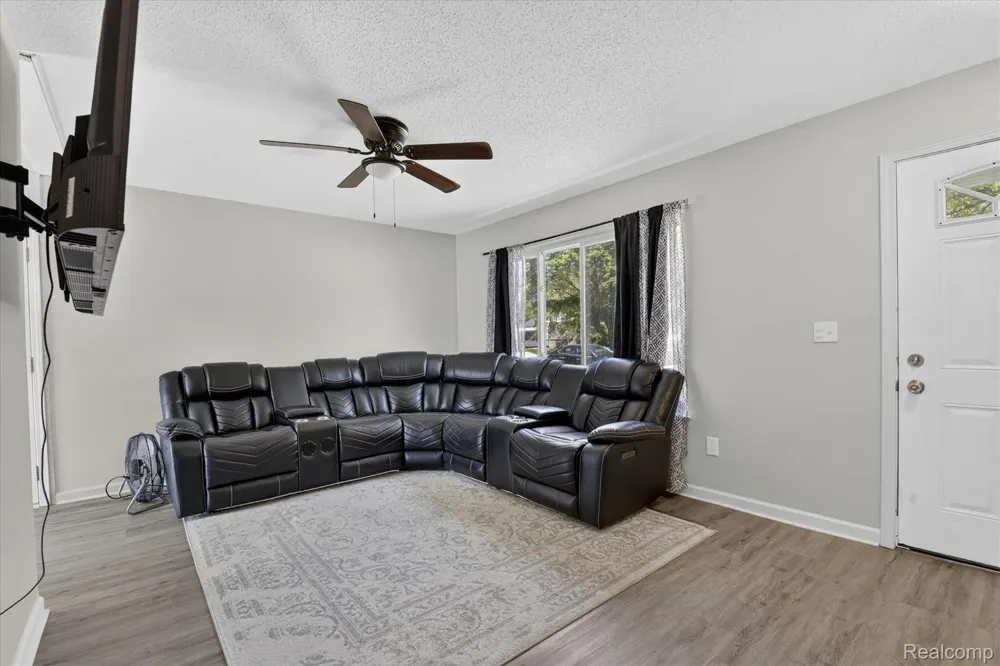 15924 Orchard Street Romulus City, MI 48174