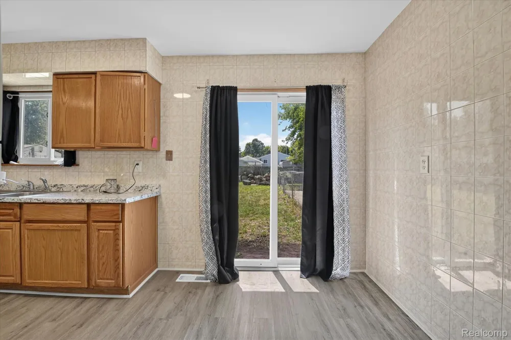 15924 Orchard Street Romulus City, MI 48174
