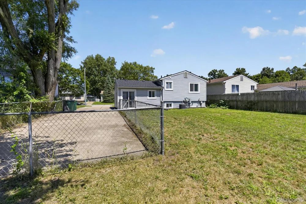 15924 Orchard Street Romulus City, MI 48174
