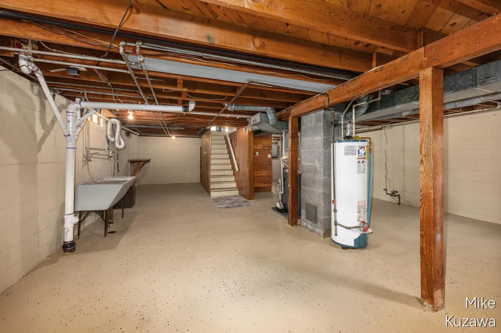 3901 Suburban Shores Drive NE Plainfield Charter Township, MI 49525