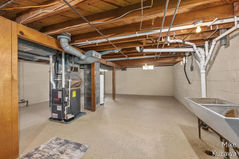 3901 Suburban Shores Drive NE Plainfield Charter Township, MI 49525
