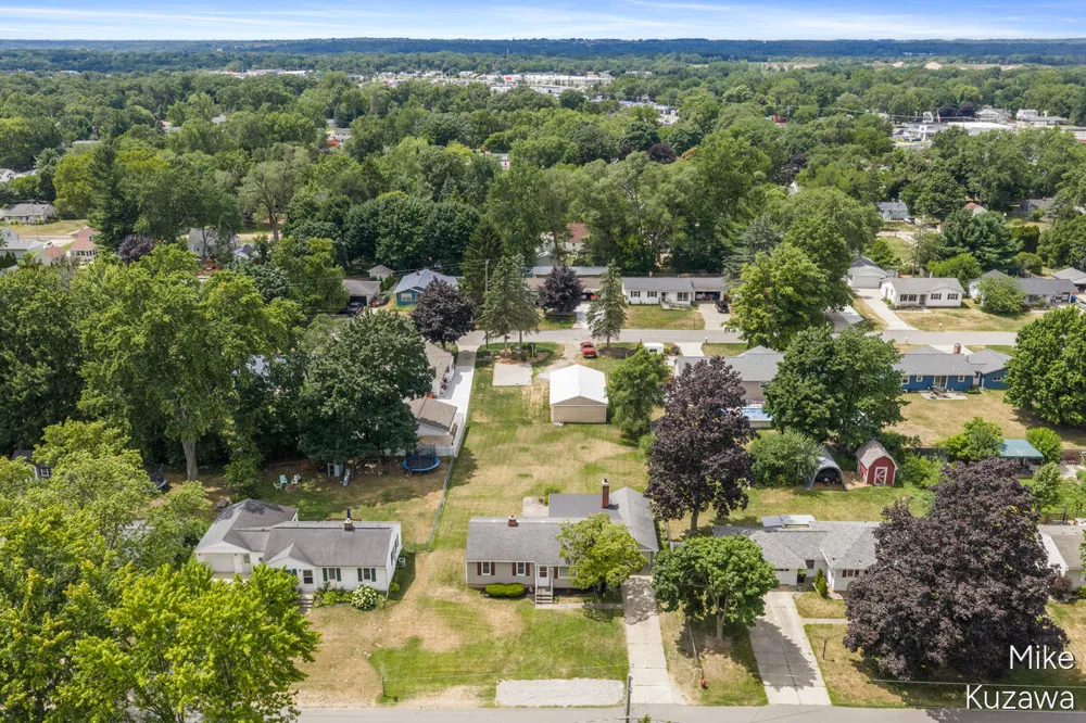 3901 Suburban Shores Drive NE Plainfield Charter Township, MI 49525