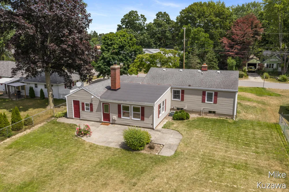 3901 Suburban Shores Drive NE Plainfield Charter Township, MI 49525