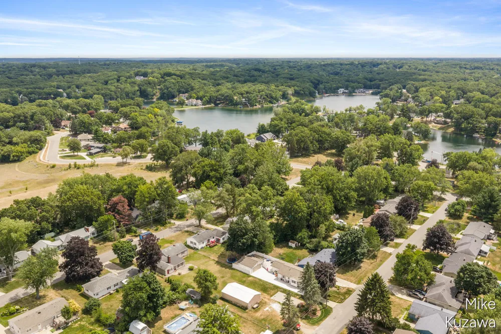3901 Suburban Shores Drive NE Plainfield Charter Township, MI 49525