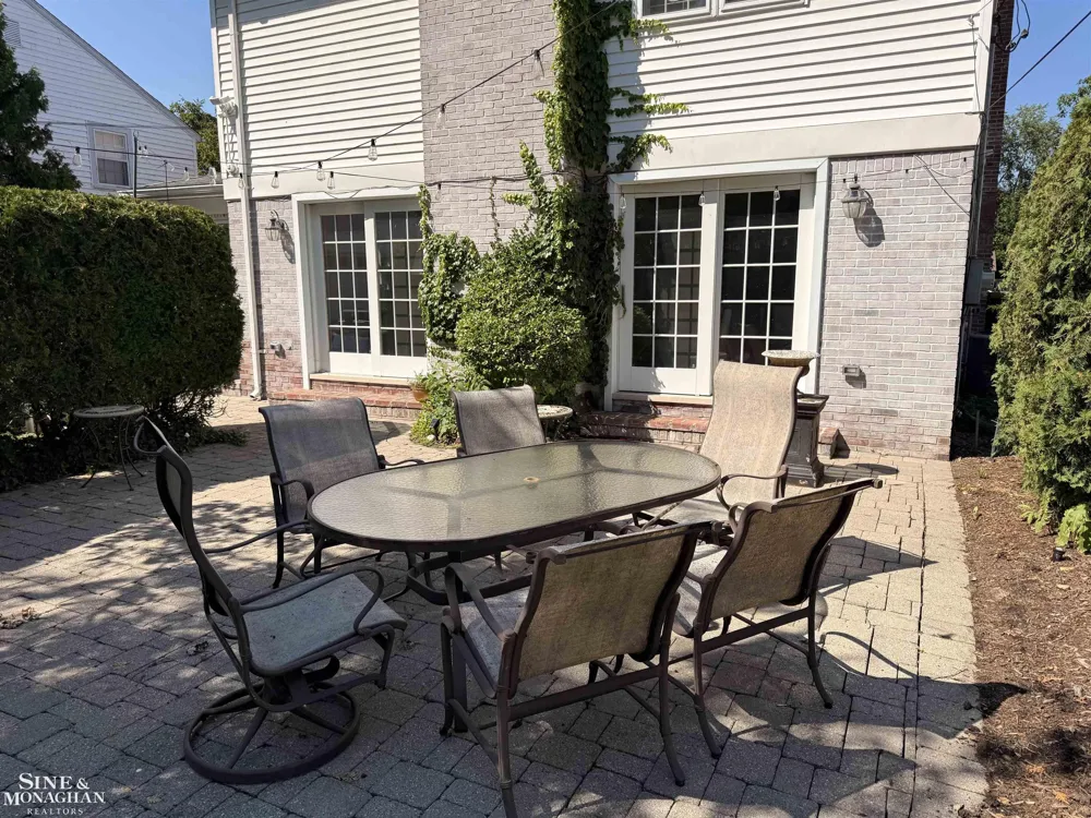67 Stanton Lane Grosse Pointe Farms City, MI 48236