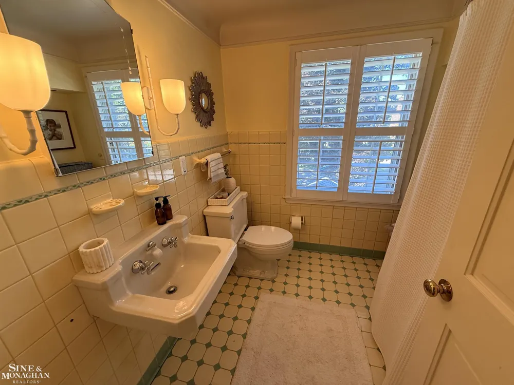 67 Stanton Lane Grosse Pointe Farms City, MI 48236