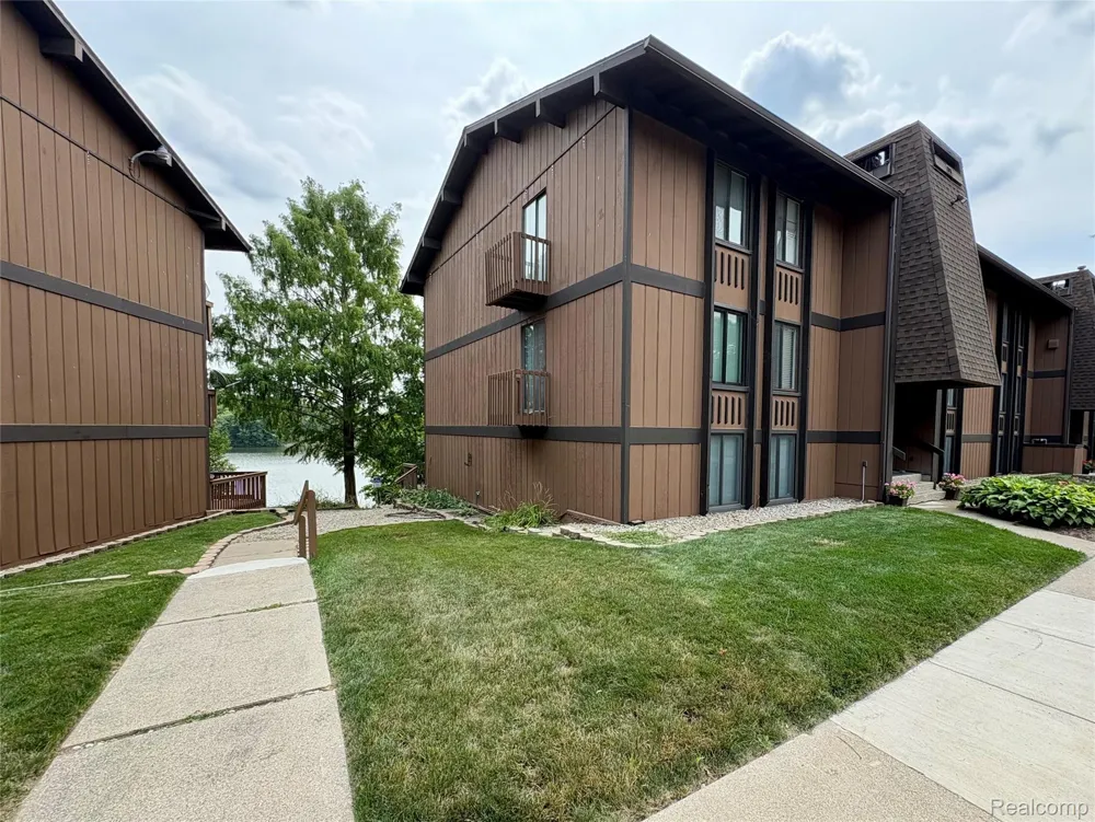 1736 Grove Road #102 York Charter Township, MI 48198