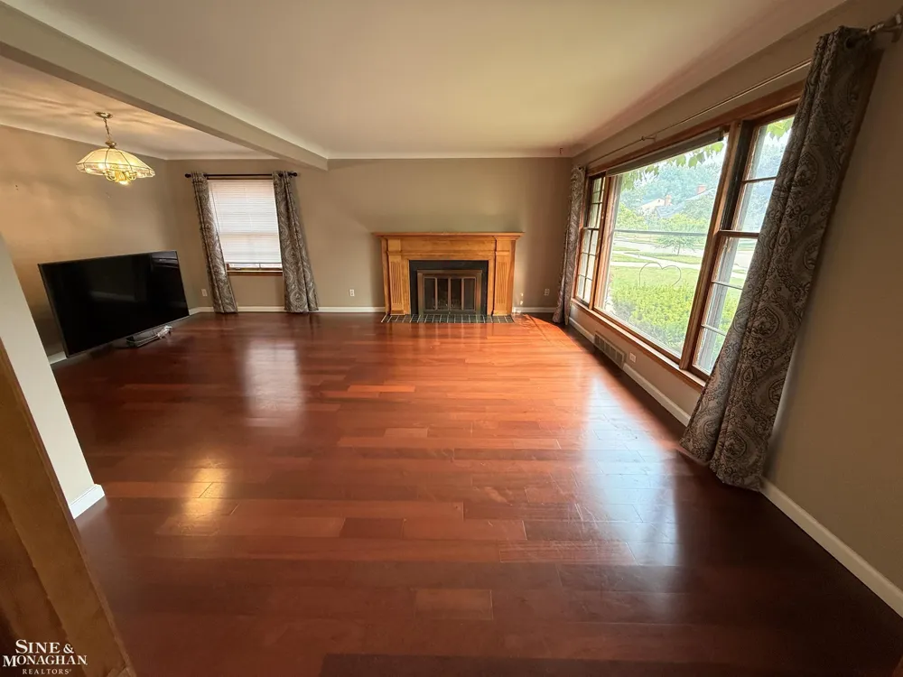 2056 Lennon Road Grosse Pointe Woods City, MI 48236