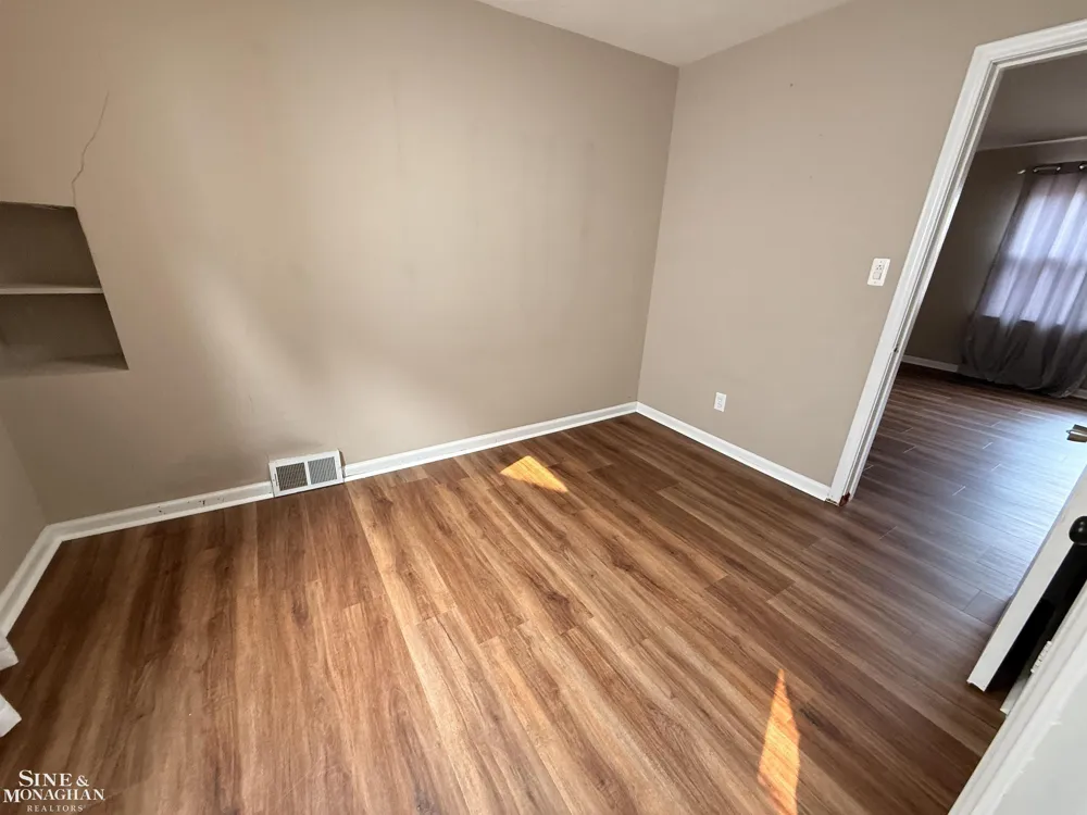 2056 Lennon Road Grosse Pointe Woods City, MI 48236