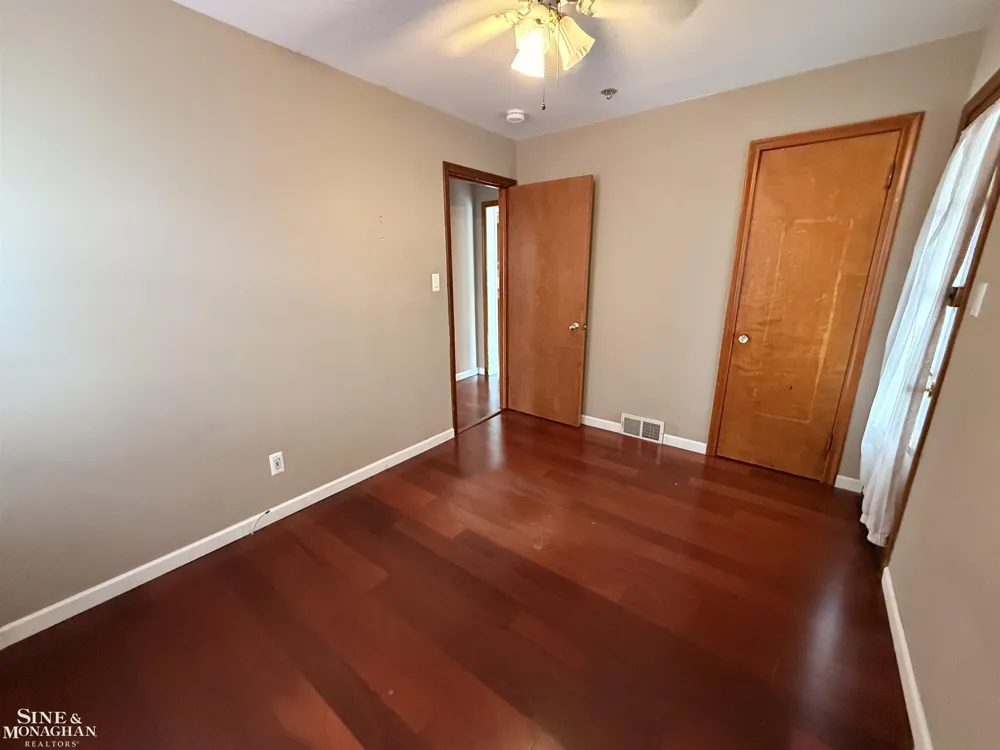 2056 Lennon Road Grosse Pointe Woods City, MI 48236