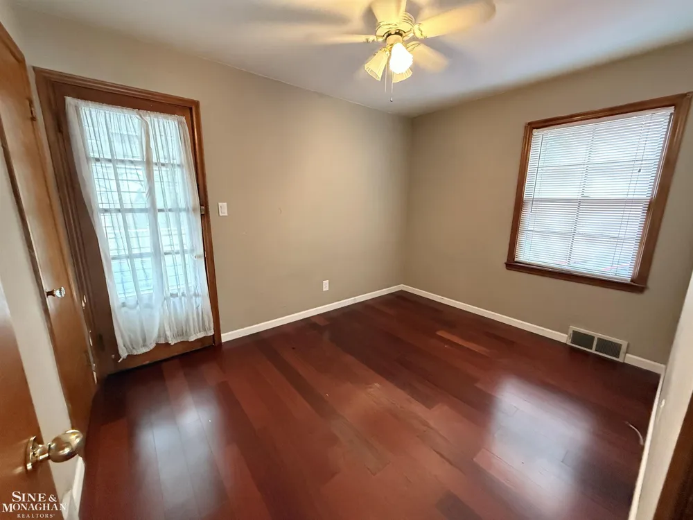 2056 Lennon Road Grosse Pointe Woods City, MI 48236