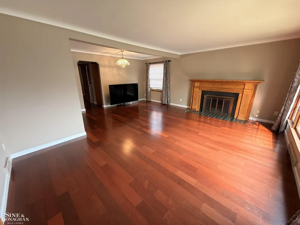 2056 Lennon Road Grosse Pointe Woods City, MI 48236