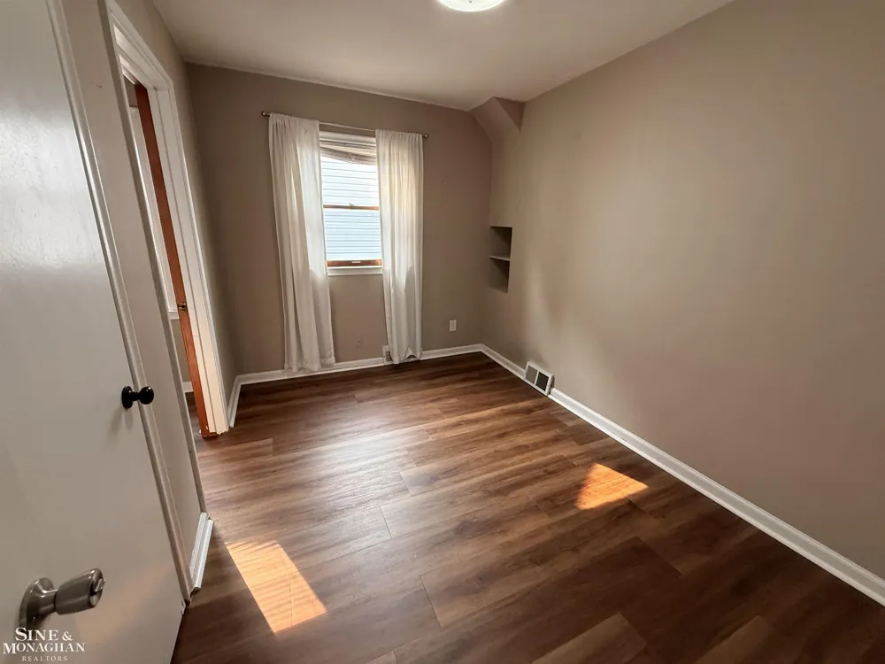 2056 Lennon Road Grosse Pointe Woods City, MI 48236