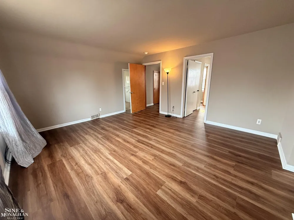 2056 Lennon Road Grosse Pointe Woods City, MI 48236
