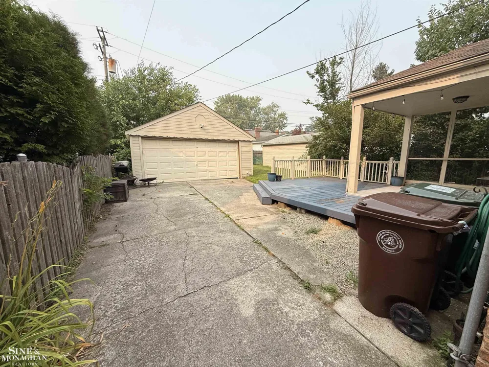 2056 Lennon Road Grosse Pointe Woods City, MI 48236