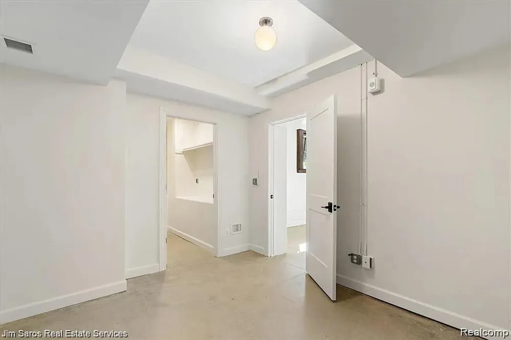 389 Saint Clair #103 Grosse Pointe City, MI 48230