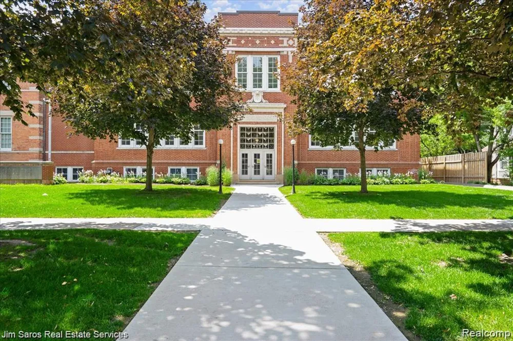 389 Saint Clair #103 Grosse Pointe City, MI 48230
