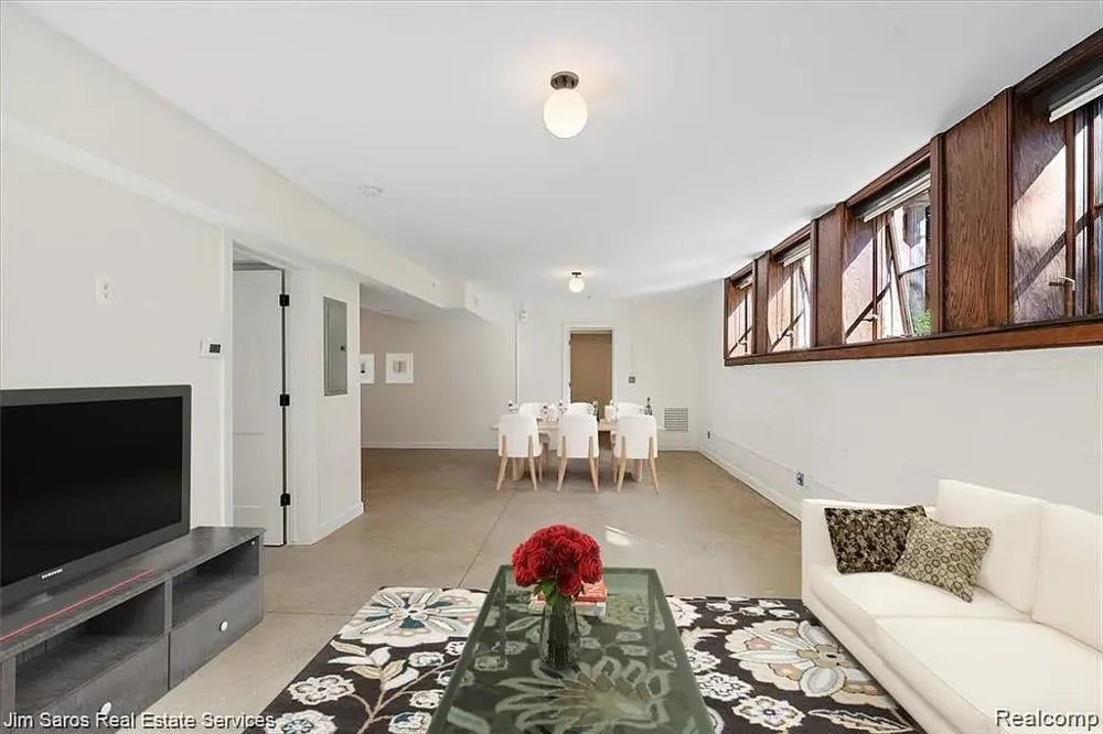 389 Saint Clair #103 Grosse Pointe City, MI 48230