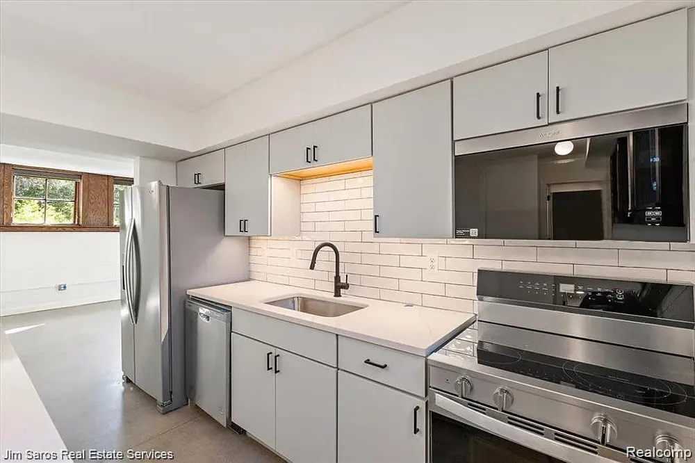 389 Saint Clair #103 Grosse Pointe City, MI 48230