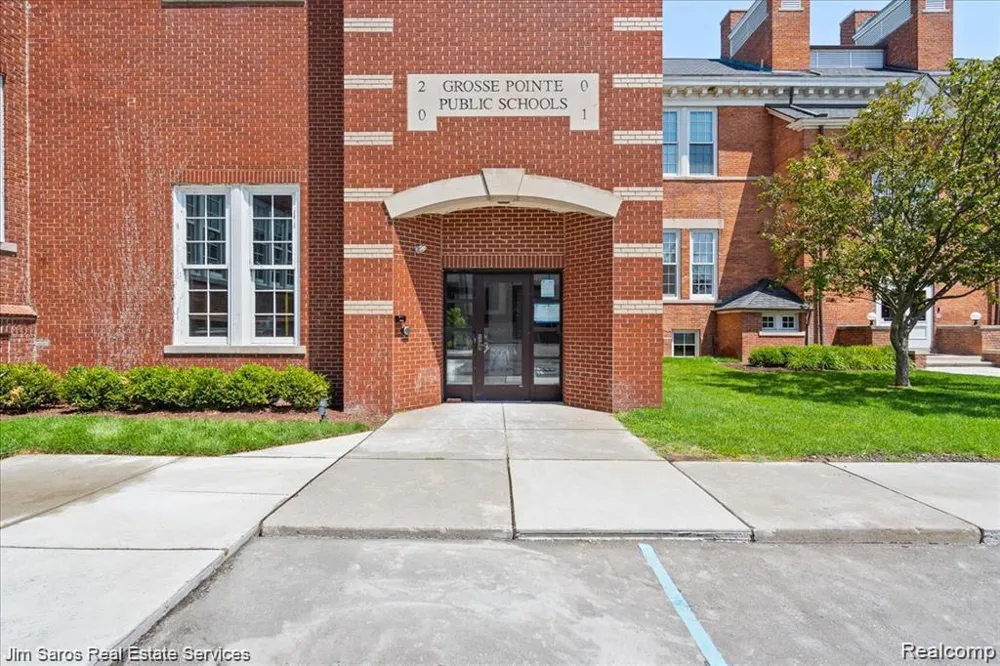 389 Saint Clair #103 Grosse Pointe City, MI 48230