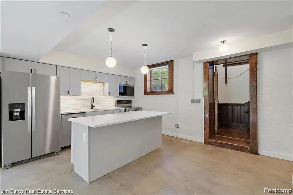 389 Saint Clair #103 Grosse Pointe City, MI 48230