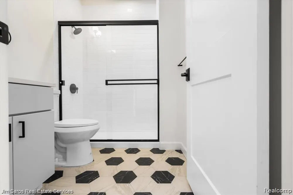 389 Saint Clair #305 Grosse Pointe City, MI 48230