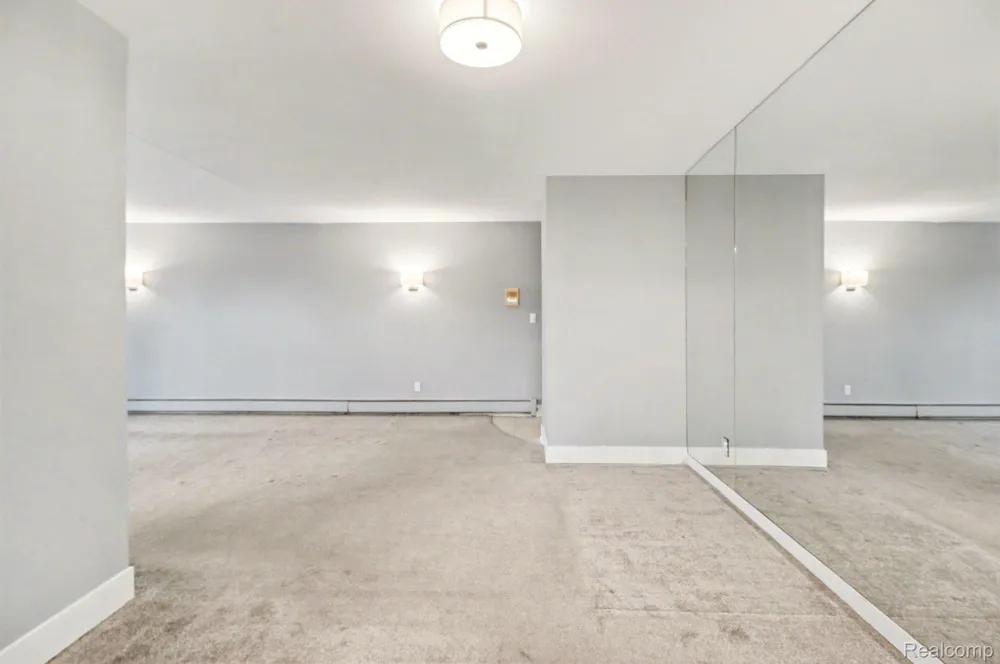1840 Axtell Drive #7 Troy City, MI 48084