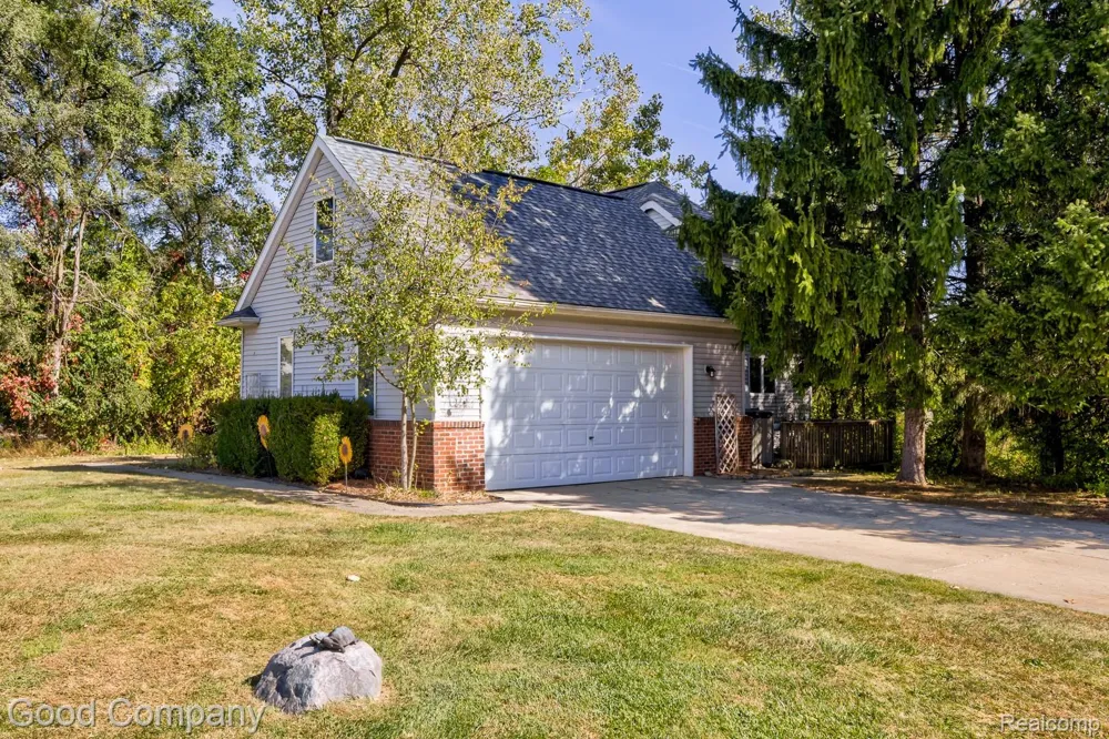 575 Lakes Edge Drive Oxford Village, MI 48371