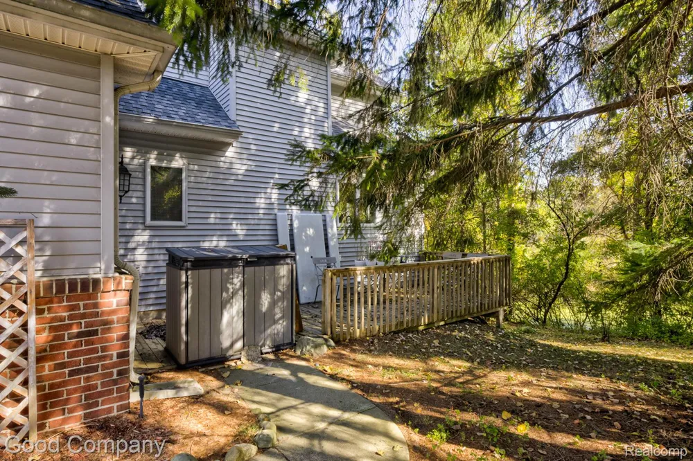 575 Lakes Edge Drive Oxford Village, MI 48371