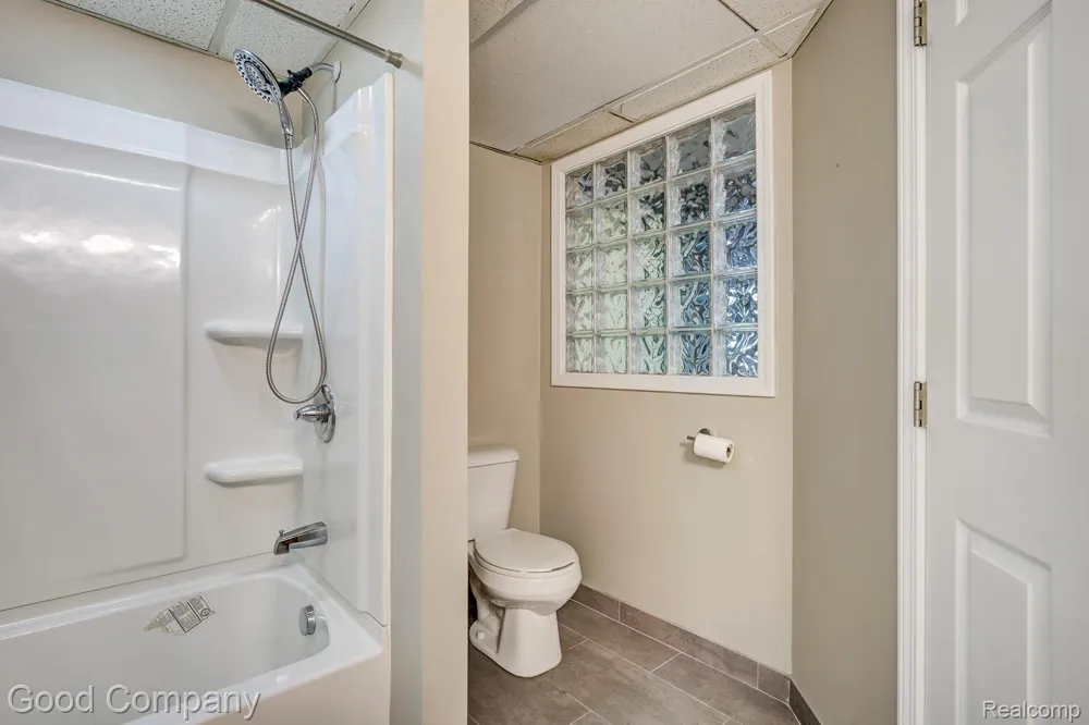 575 Lakes Edge Drive Oxford Village, MI 48371