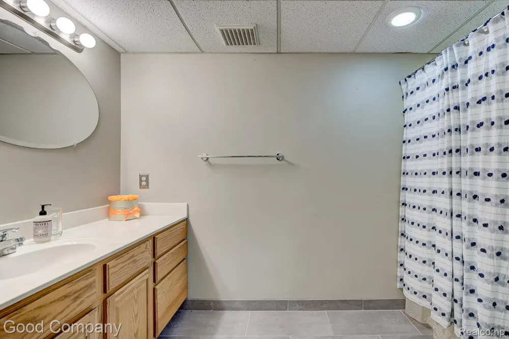 575 Lakes Edge Drive Oxford Village, MI 48371