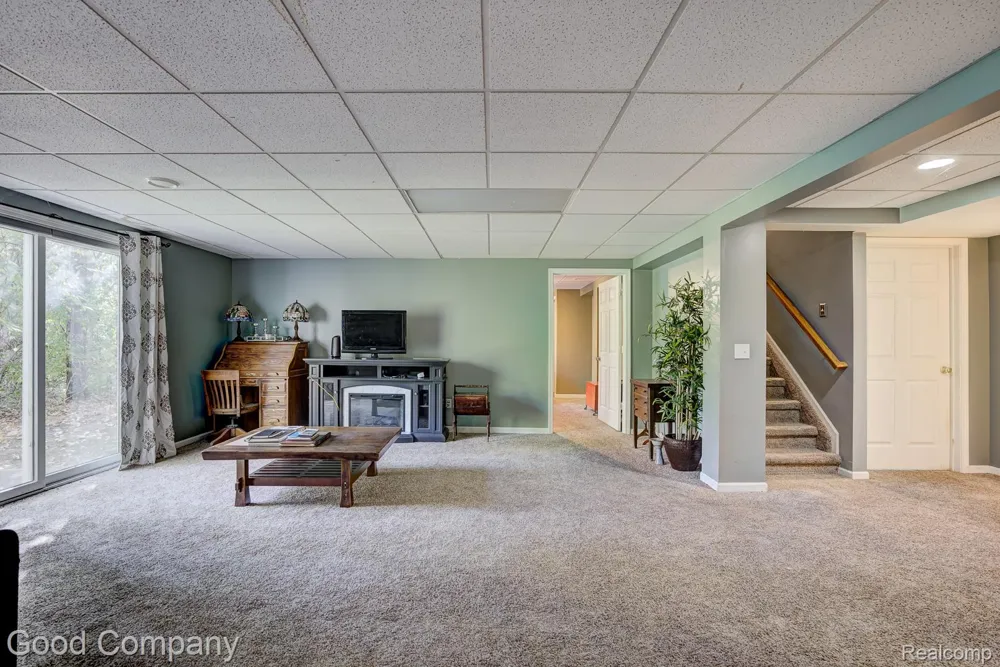 575 Lakes Edge Drive Oxford Village, MI 48371