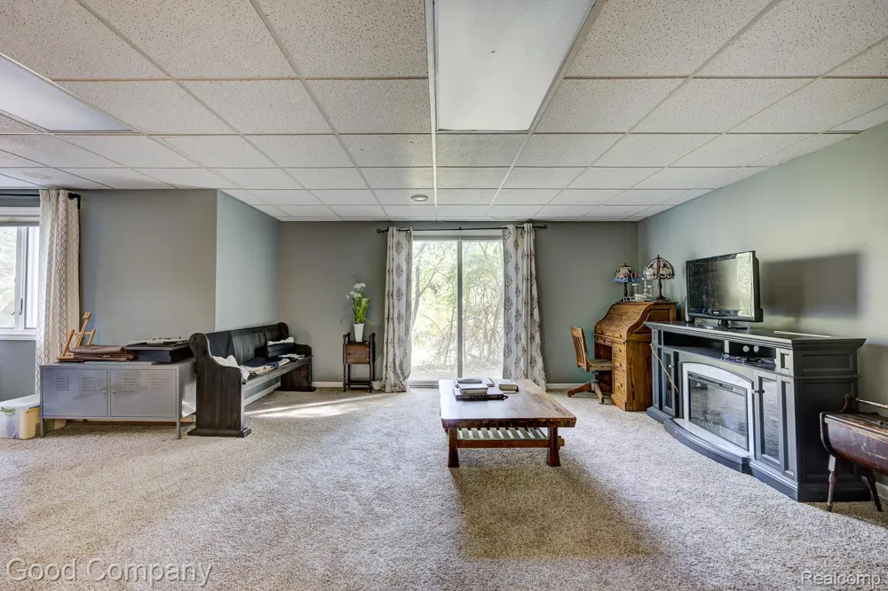 575 Lakes Edge Drive Oxford Village, MI 48371