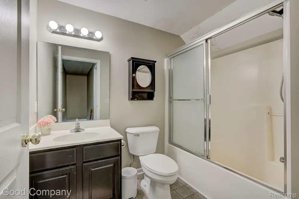 575 Lakes Edge Drive Oxford Village, MI 48371