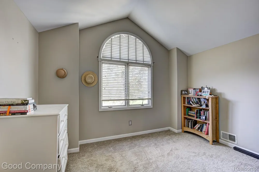 575 Lakes Edge Drive Oxford Village, MI 48371