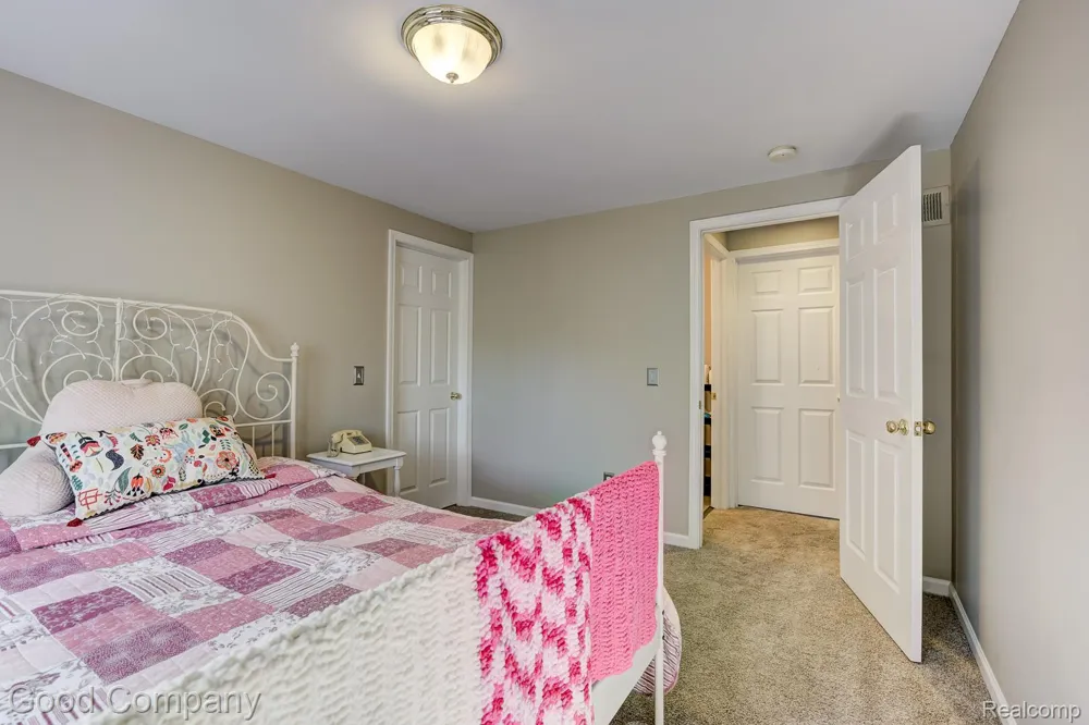 575 Lakes Edge Drive Oxford Village, MI 48371