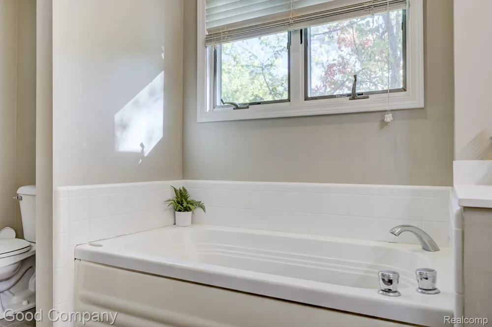 575 Lakes Edge Drive Oxford Village, MI 48371
