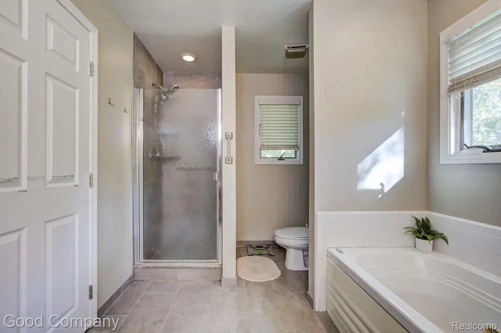 575 Lakes Edge Drive Oxford Village, MI 48371