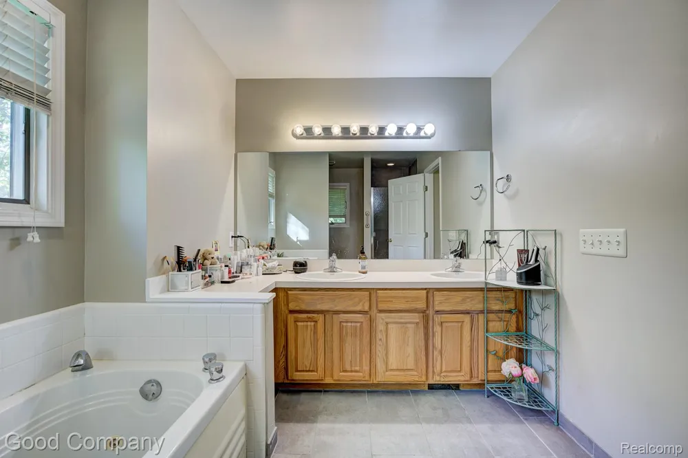 575 Lakes Edge Drive Oxford Village, MI 48371