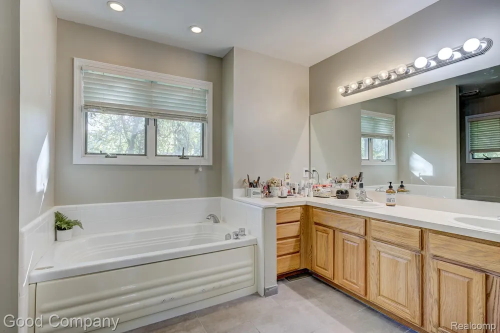 575 Lakes Edge Drive Oxford Village, MI 48371