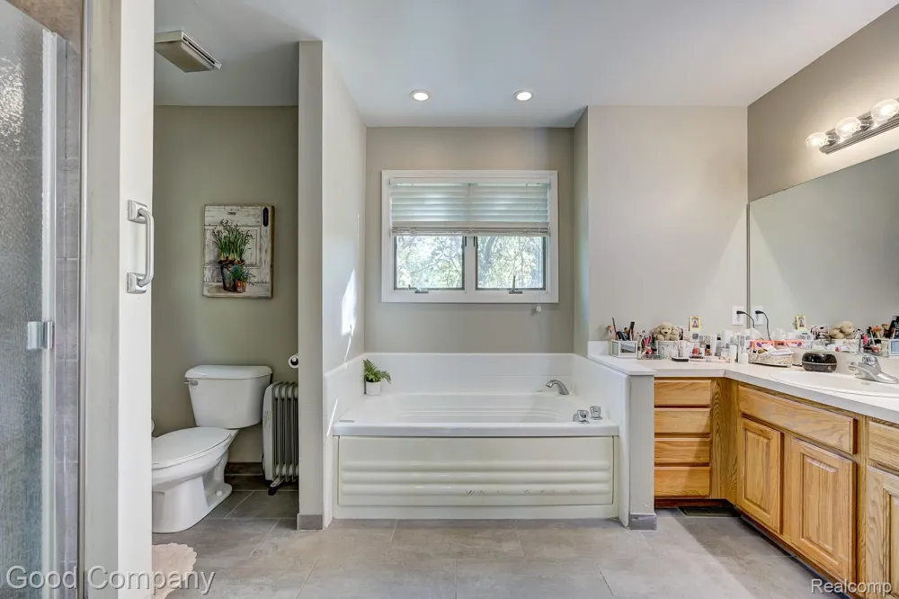 575 Lakes Edge Drive Oxford Village, MI 48371