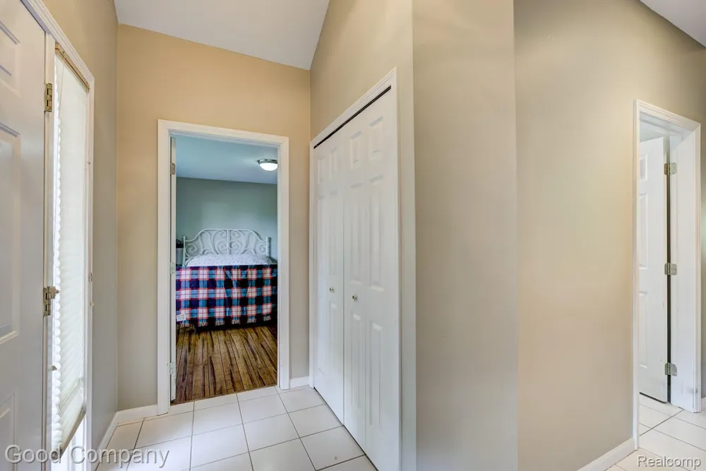 575 Lakes Edge Drive Oxford Village, MI 48371